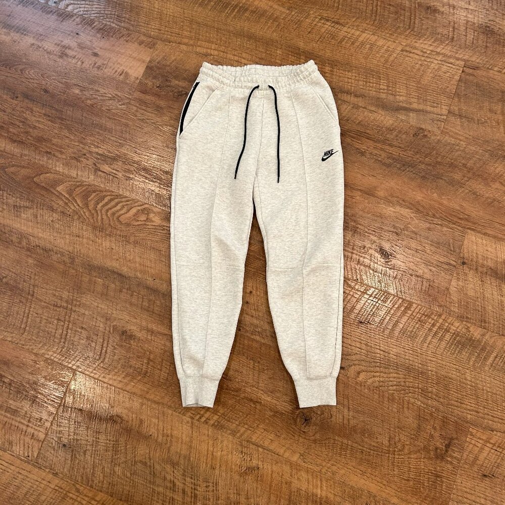 Womens Nike Tech Fleece, light heather gray, size Small